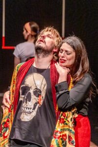Dan Rosseto e Gisele Frade na peça Pietá - Um Fractal de Memórias - Foto: Edson Lopes Jr..