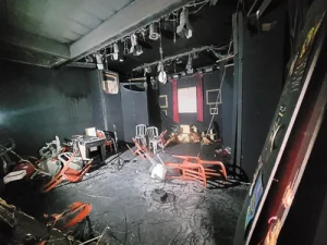 Teatro SAEM em São José (SC) atingido por incêndio.