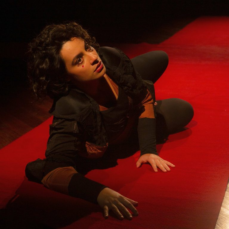 Peça TIP (Antes que me queimem eu mesma me atiro no fogo) reestreia no Teatro Energies no RJ.