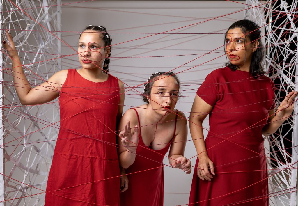Mulheres discutem Menstruação em "Gota Vermelha" com peça e instalação. Foto: Igor Franco - H3C Audiovisual.