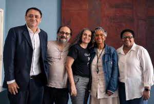 Na foto, representantes da SBAT e da Funarte durante as tratativas sobre a Coleção SBAT-Petrobras: Fábio Rocha Pina, Gillray Coutinho e Maria Rita Rezende, pela SBAT; Ana Luisa Lima, diretora de Memória, Pesquisa e Produção de Conteúdos (DIMEMO) da Funarte; e Joelma Neris Ismael, coordenadora do Centro de Documentação e Pesquisa (CEDOC) da Funarte. Na foto, representantes da SBAT e da Funarte durante as tratativas sobre a Coleção SBAT-Petrobras: Fábio Rocha Pina, Gillray Coutinho e Maria Rita Rezende, pela SBAT; Ana Luisa Lima, diretora de Memória, Pesquisa e Produção de Conteúdos (DIMEMO) da Funarte; e Joelma Neris Ismael, coordenadora do Centro de Documentação e Pesquisa (CEDOC) da Funarte.