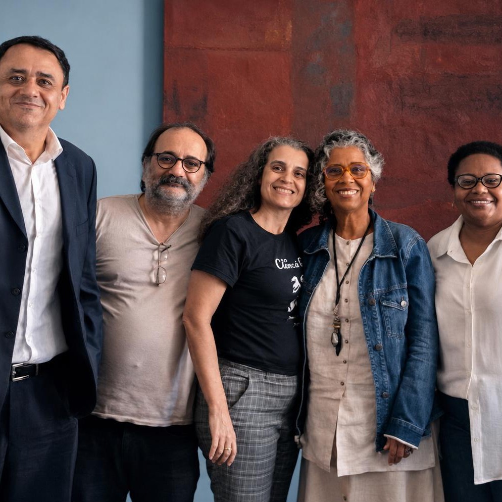 Na foto, representantes da SBAT e da Funarte durante as tratativas sobre a Coleção SBAT-Petrobras: Fábio Rocha Pina, Gillray Coutinho e Maria Rita Rezende, pela SBAT; Ana Luisa Lima, diretora de Memória, Pesquisa e Produção de Conteúdos (DIMEMO) da Funarte; e Joelma Neris Ismael, coordenadora do Centro de Documentação e Pesquisa (CEDOC) da Funarte.